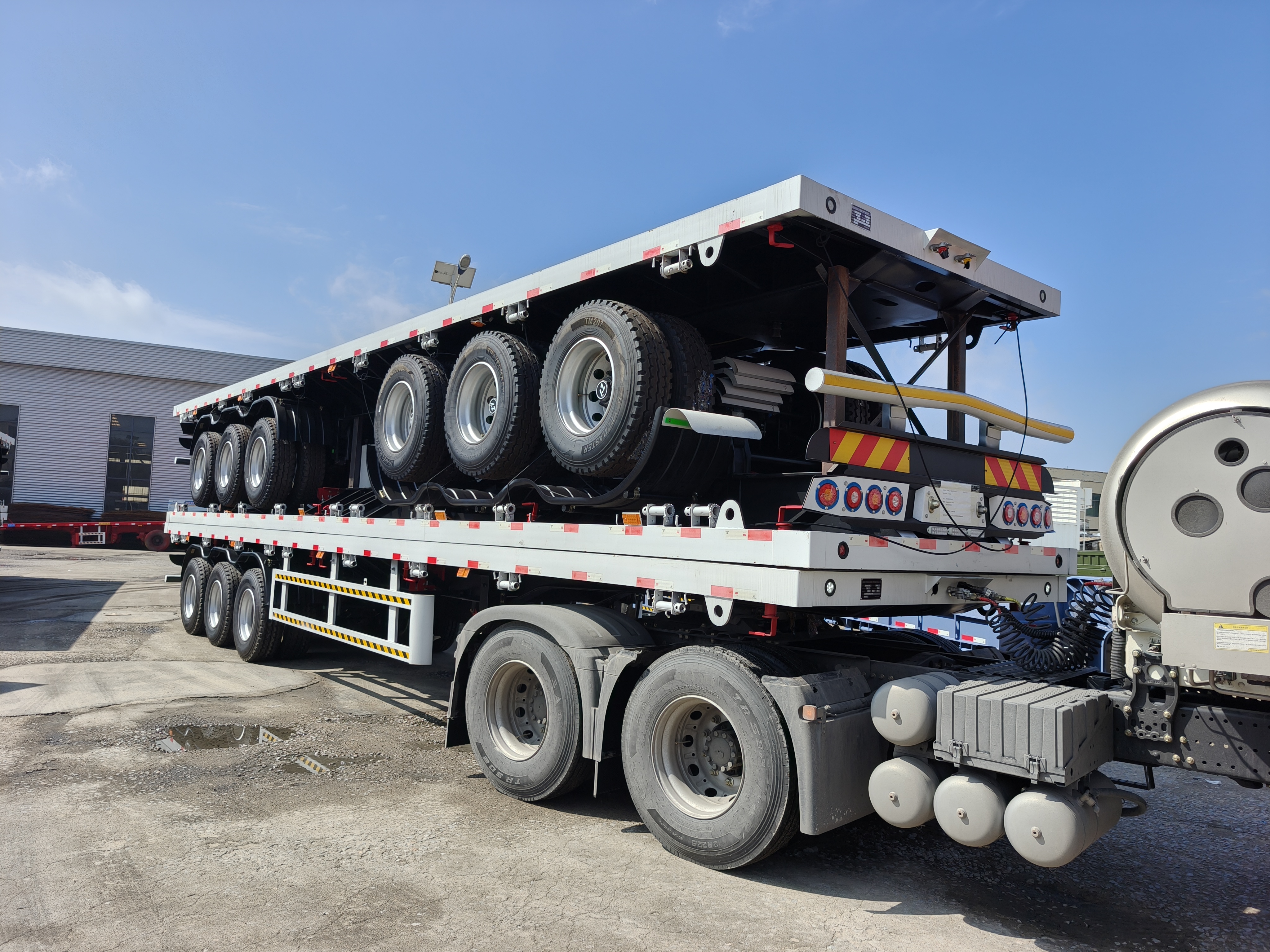 Două unități de semiremorci plat vor fi expediate în Ghana