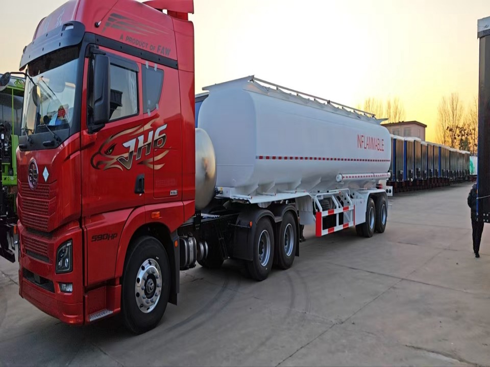Semi-trailerul cu rezervor de petrol de 40.000 litri va fi expediat în Guineea.