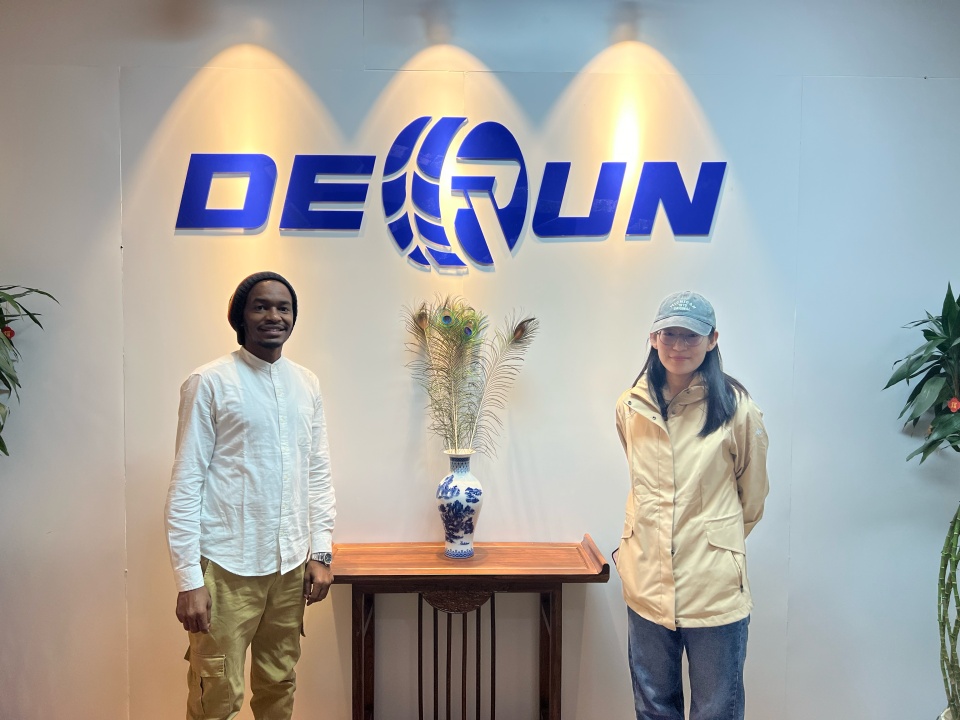 Un client din Sudanul de Nord vine să viziteze compania noastră
