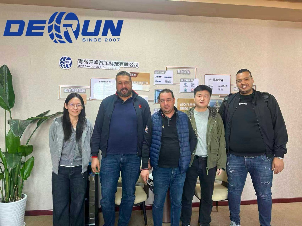Un client din Algeria a vizitat un vehicul Shandong Derun Un client din Algeria a vizitat un vehicul Shandong Derun