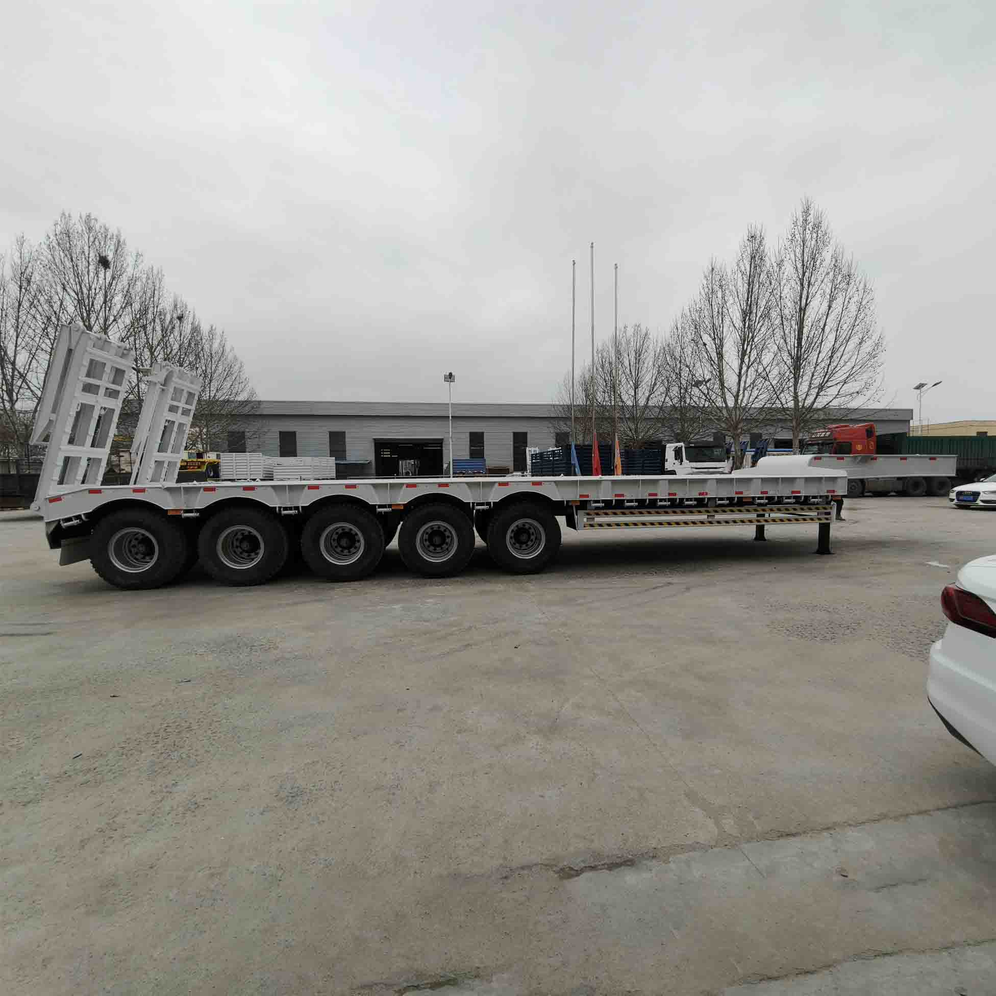 Cum îmbunătățește o remorcă cu platformă joasă eficiența transportului de transport greu?