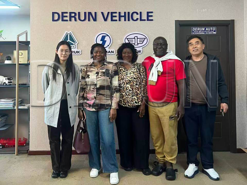 Clienți din Gabon au vizitat Derun Auto și au cumpărat cinci camioane