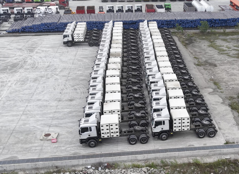 Serviciul de livrare constant câștigă recunoaștere suplimentară! 40 de camioane tractor Sinotruk TX 6x4 CNG au fost expediate cu succes în Nigeria.