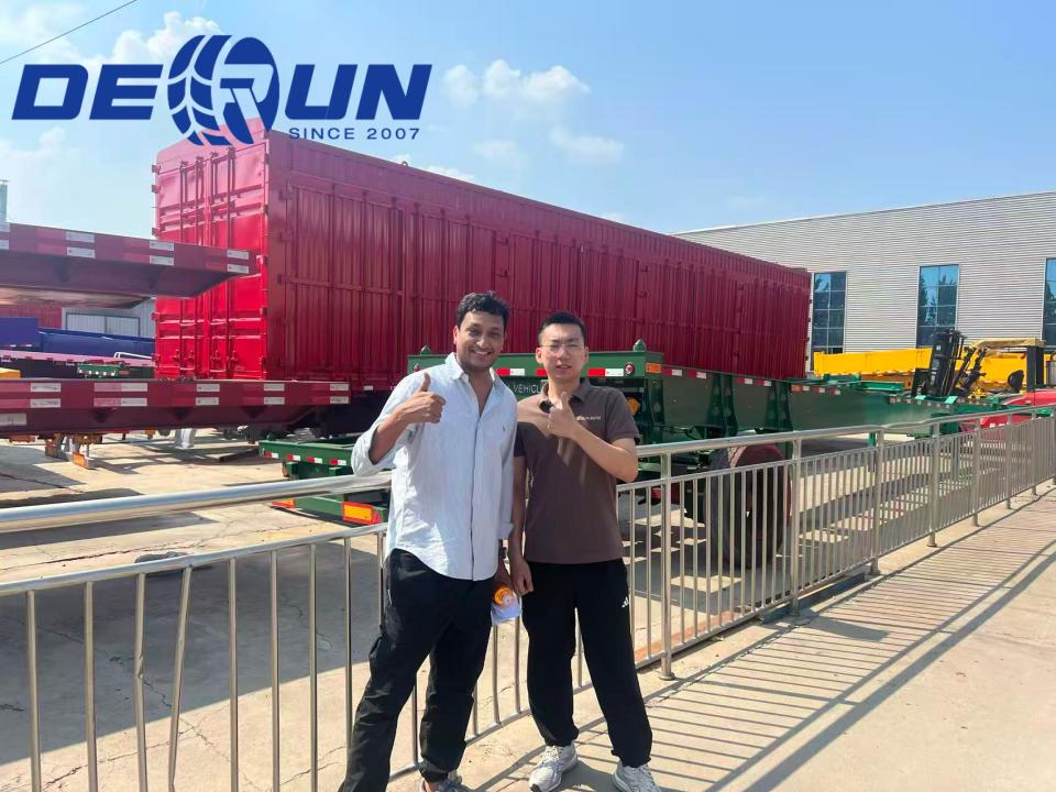 Un client australian a inspectat semiremorci cu platformă cu 3 osii la fabrica Derun